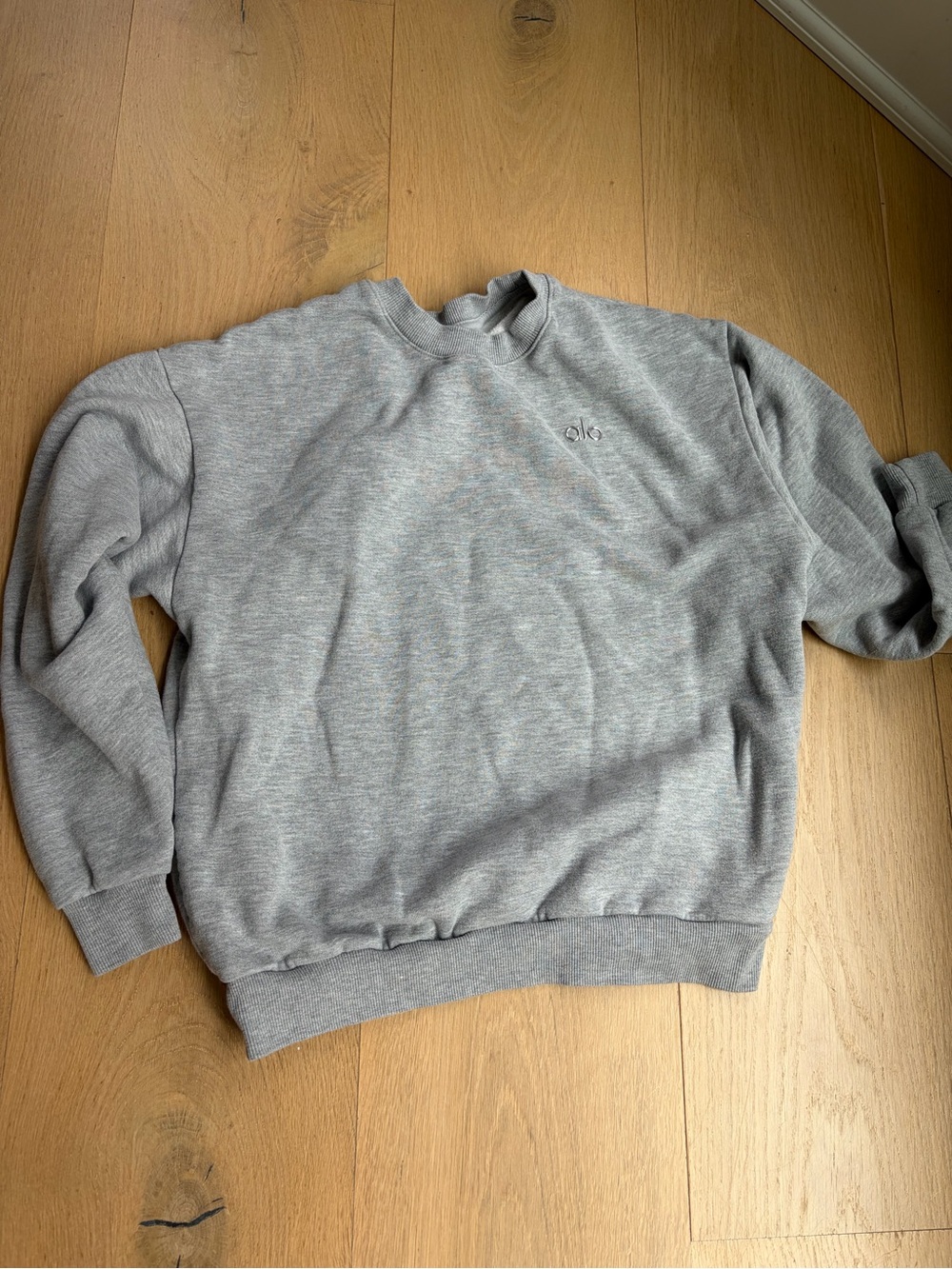 ALO Yoga women’s  Light Grey Crewneck Pullover
